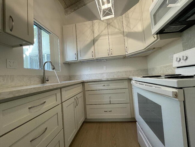 Building Photo - KEALAHOU ST 3/2/2, W/D, storage, patio, ya...
