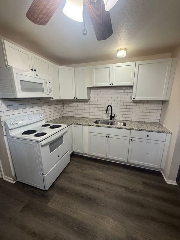 Foto del edificio - 4200 Lake Breeze Ave N