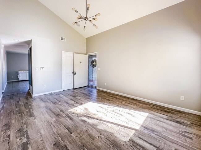 Building Photo - Completely Renovated 3+ Bed, 2 Bath Tierra...