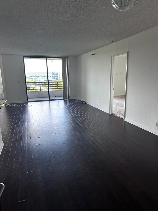 Foto del edificio - 3300 NE 191st St