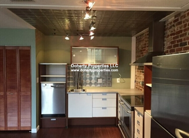 Building Photo - 201 Thorndike St