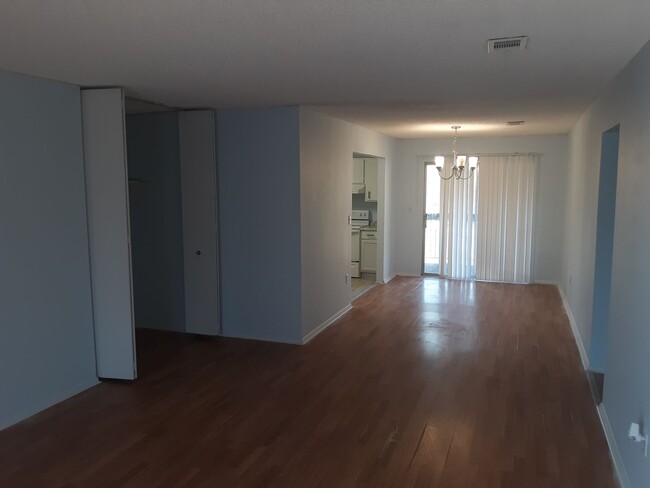 Foto del edificio - Cute Two Bedroom Two Full Bath Second Floo...