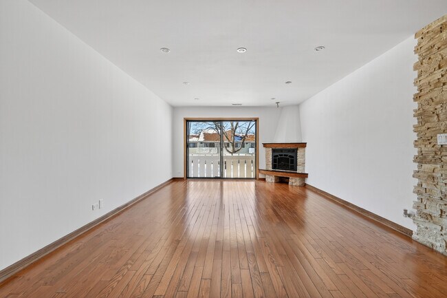 Building Photo - 3000 Bayside Dr