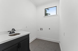 Building Photo - 10070 Cedardale Dr