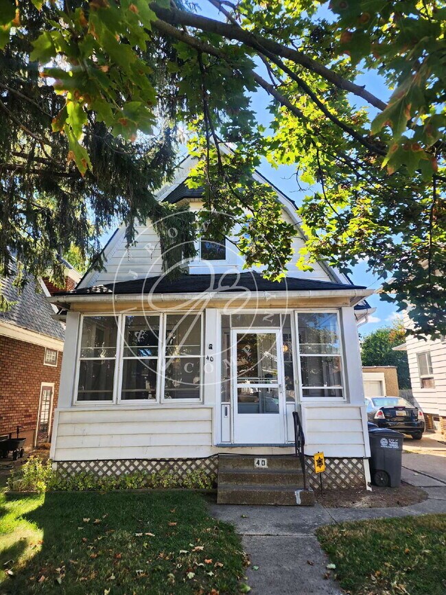 Building Photo - 4 bed 2 bath with 1st floor bedroom and ba...