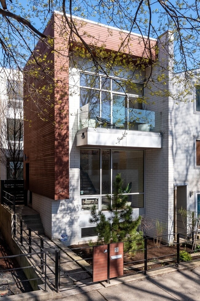 Building Photo - 1831 N Marshfield Ave