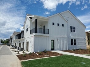 Building Photo - 533 Vicot Wy