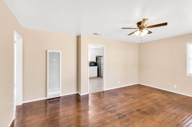 Building Photo - 736 Las Palmas Ave