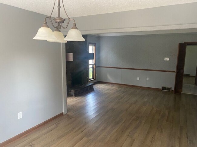 Building Photo - 4 Bedroom 2 Bath Bartlett Home for Rent.