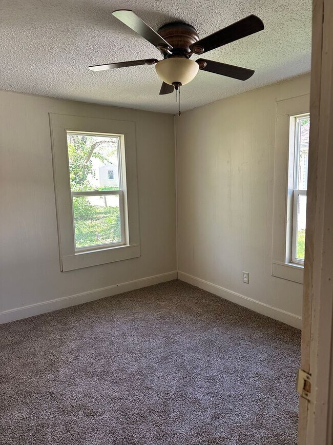 Building Photo - Recently refreshed 1 bedroom house