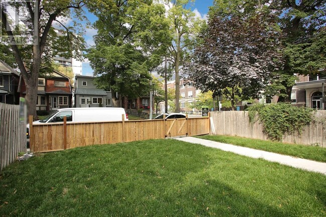 Photo du bâtiment - Basement Bachelor near King and Duffrin cl...