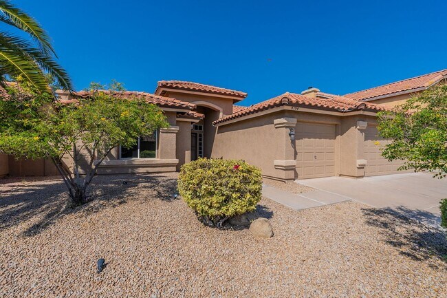 Foto del edificio - Bright & Beautiful 3bd 2ba + 3 Car Garage ...