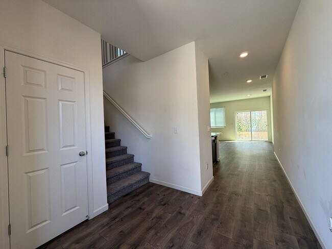 Foto del edificio - ***JUST REDUCED!!!*** Stunning 3 bedroom, ...