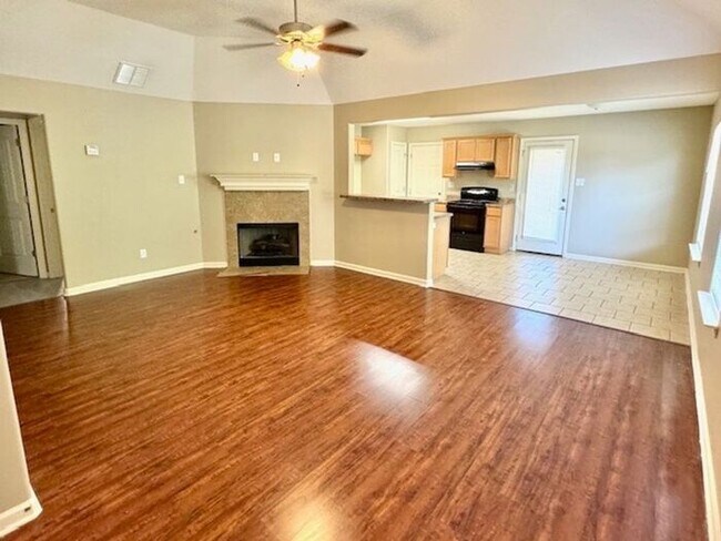 Building Photo - Now Leasing - Move In Special - Available ...