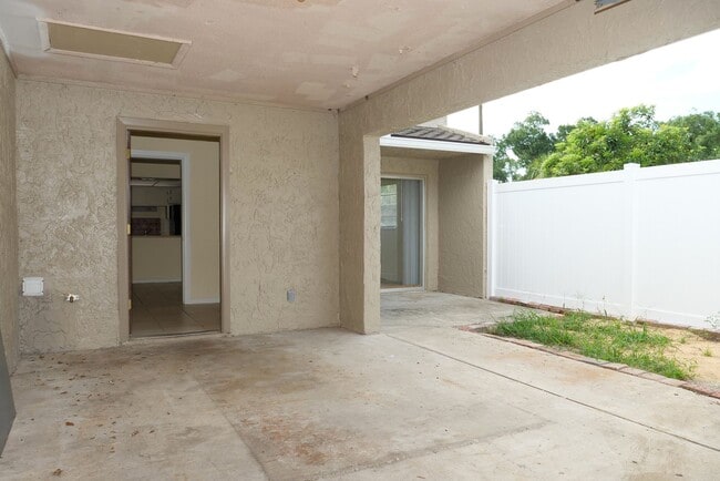 Building Photo - Desirable Maitland townhome