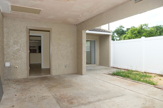 Foto del edificio - Desirable Maitland townhome