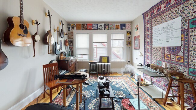 Building Photo - Bright, Spacious 3-Bed in Brighton