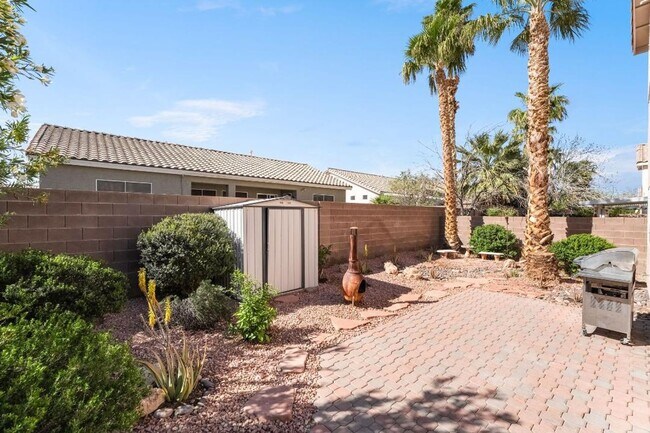 Foto del edificio - Silverado Ranch: Bright, Open Concept 3/2/2 Home with Downstairs Bedroom & Full Bath, Community Pool