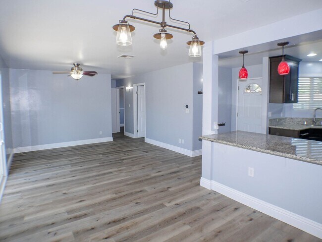 Building Photo - Delightful 3 bed/2 bath home in a well-est...
