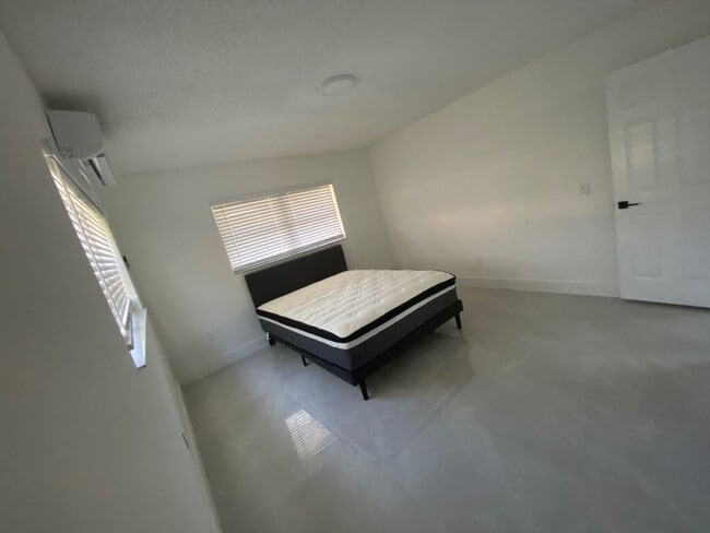 201-203 NE 12th Ave - 201-203 NE 12th Ave Apartment