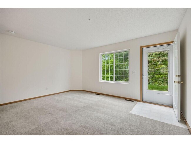 Foto del edificio - Like New 2-Story Townhome, 2-Car Garage, P...