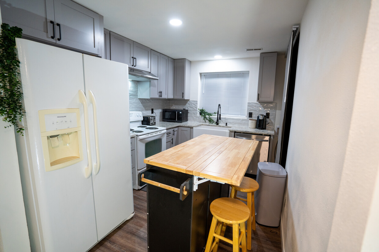 Kitchen - 16 W Gray Ct