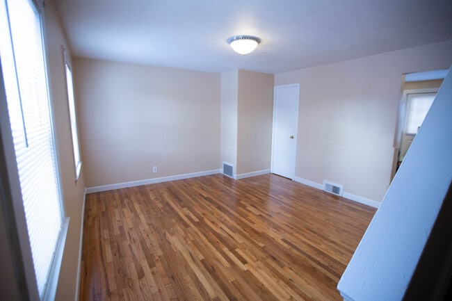 Living Room - 17 Caldwell Pl Apartments