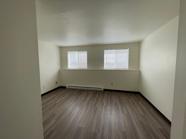 Foto del edificio - FRESHLY UPDATED!