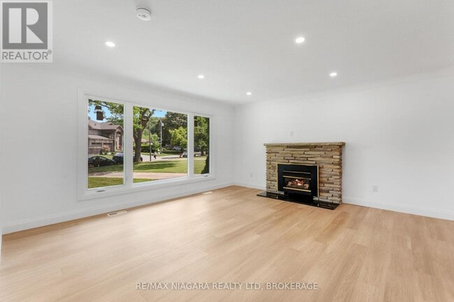 Building Photo - 10 W Hampton Rd