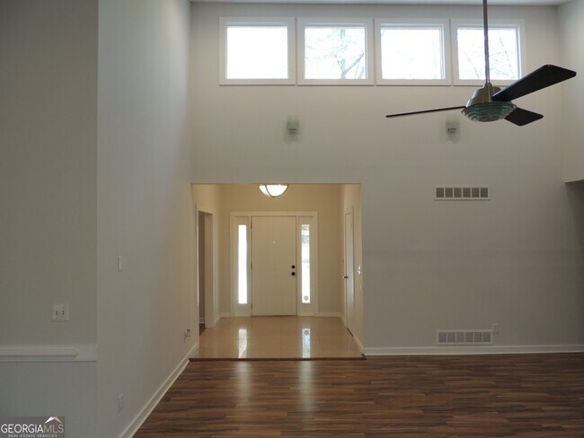 Foto del edificio - 754 Post Rd Ln