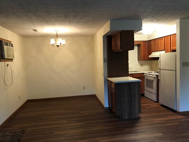 Dining Area - 206 Park Dr
