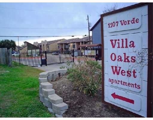 Building Photo - Villa Oaks West Condos