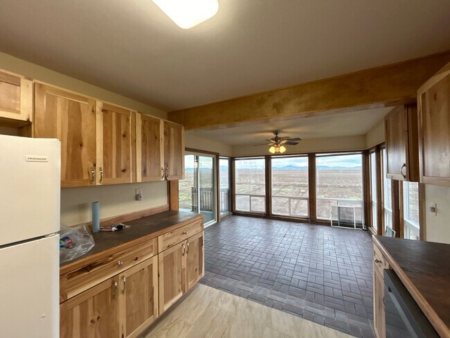 Building Photo - New Remodeled - 2 Bedroom / 1 Bathroom Hou...