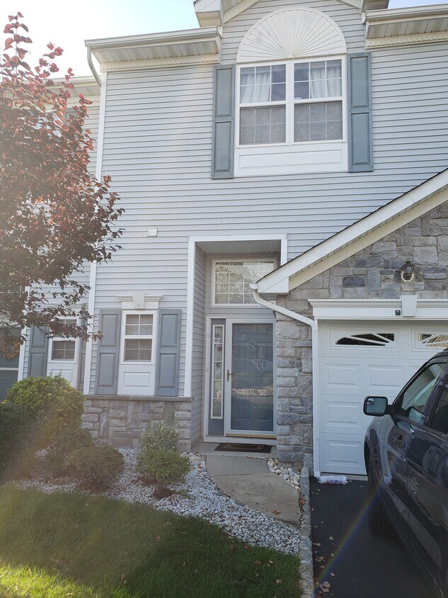 Primary Photo - 2 Chimney Ct
