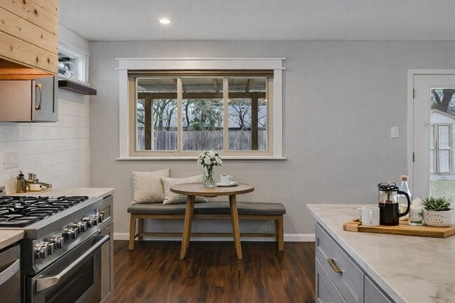 Foto del edificio - 6109 Merriwood Dr