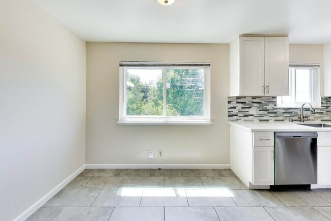 Building Photo - 227 Madrone St