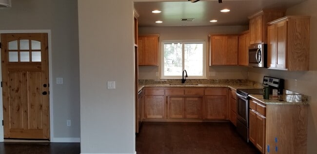 Building Photo - Redwood Area, Cul-de-sac Home close to Med...