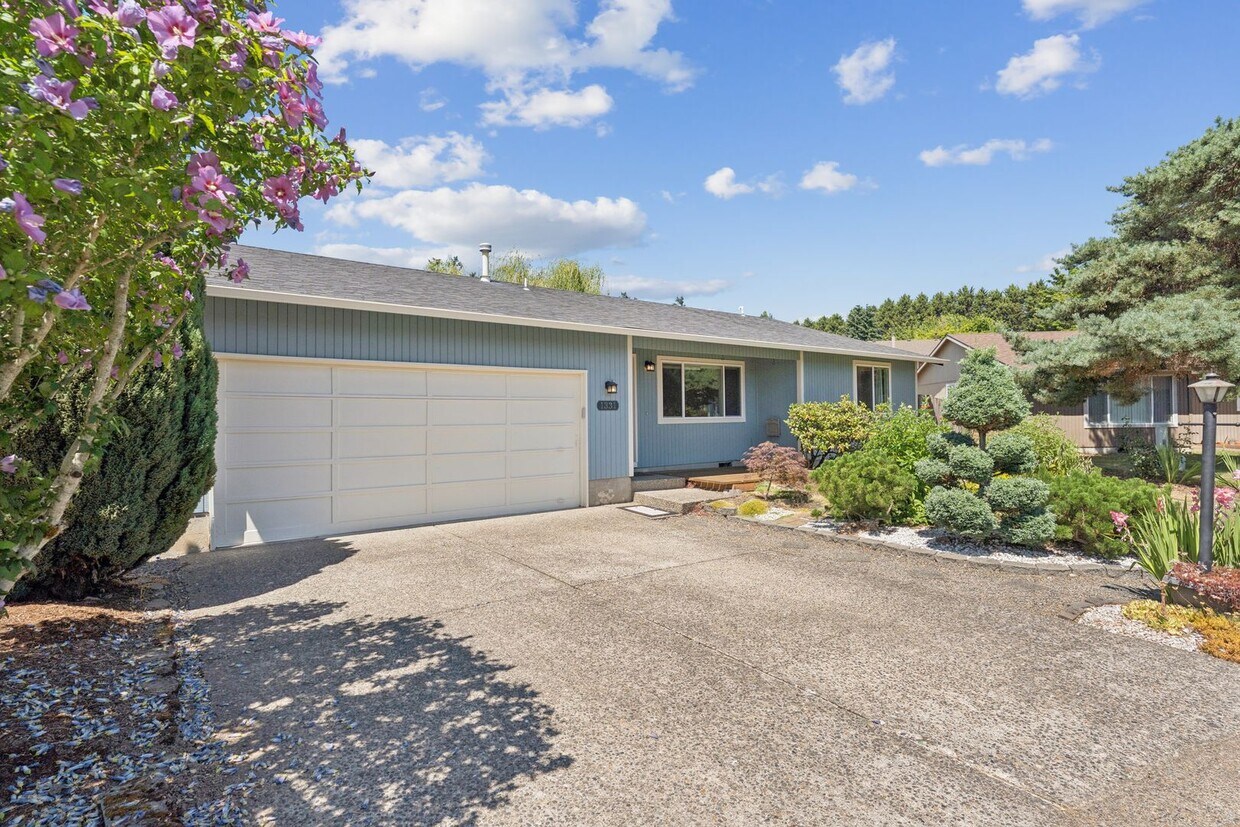 Foto principal - Water and landscaping included!