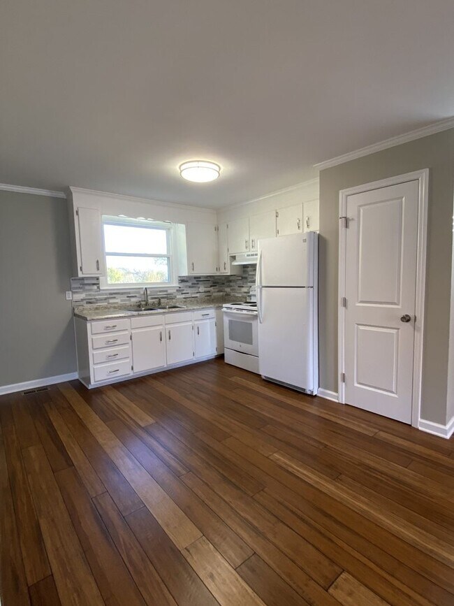 Building Photo - Coming Soon!     Cleveland Park Beauty