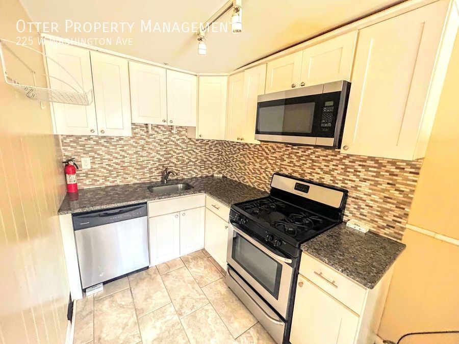 Primary Photo - Gorgeous, Light-filled 3BR/2BA Clifton Hei...