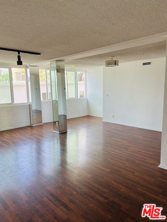 Foto del edificio - 540 Kelton Ave