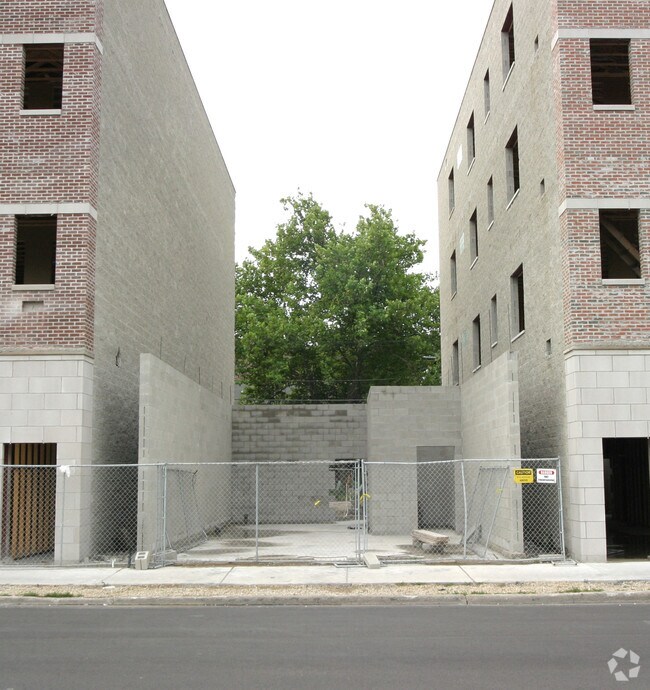 Construction 08/19/04 - 219 E 31st St