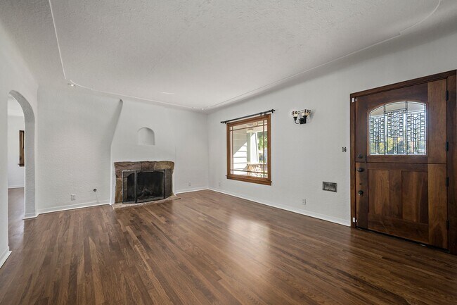 Building Photo - Beautiful 3/2 Craftsman in Willow Glen!