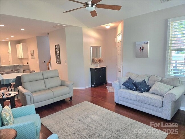 Foto del edificio - 809 Ledgestone Ct