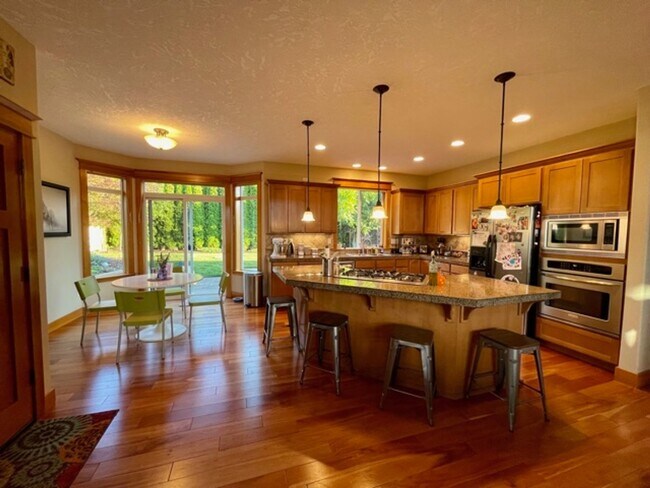 Foto del edificio - 4 Bedroom Home For Rent In Cascade Locks