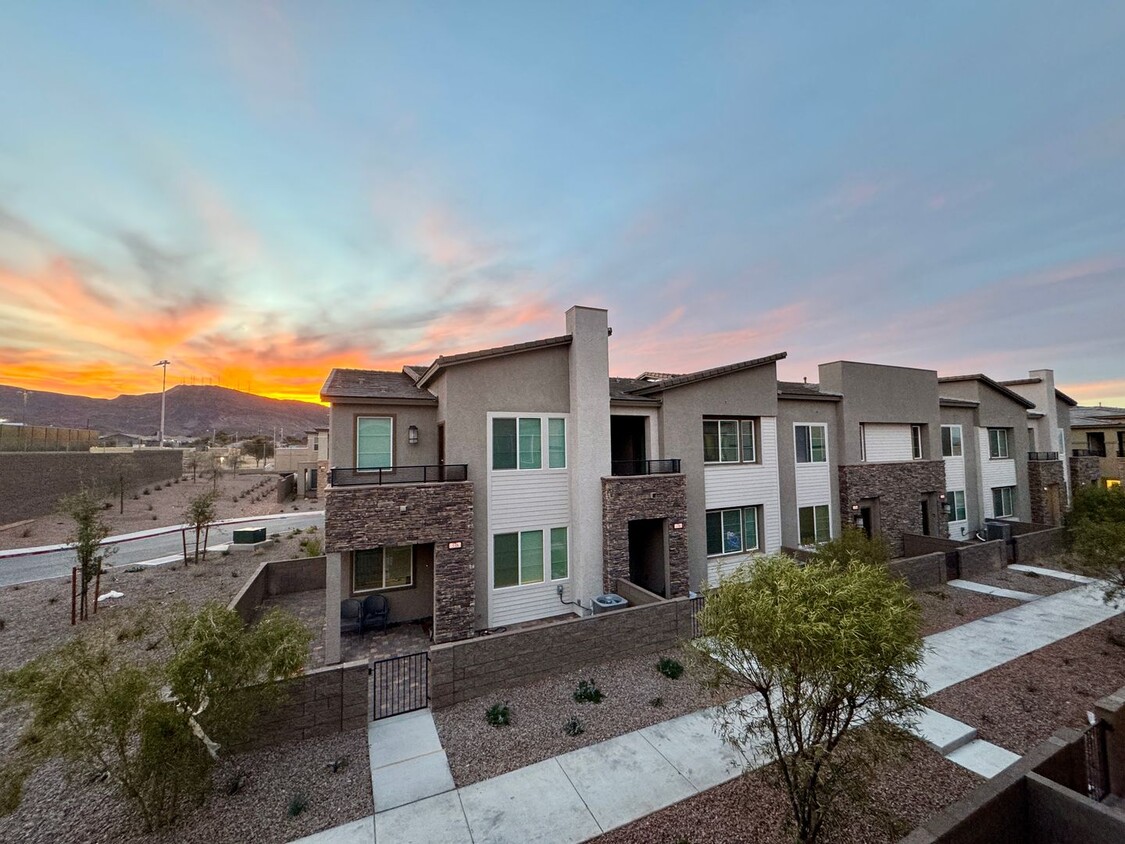 Foto principal - Gorgeous Upgraded Home in Henderson – 3 Be...