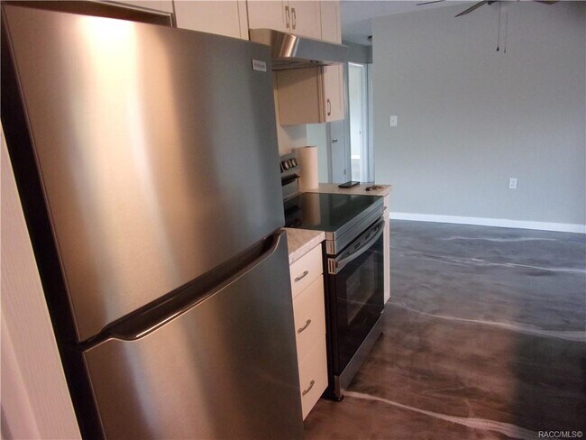 Building Photo - 13 Oak Hollow Dr