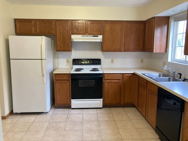 Building Photo - 767 Doty Dr