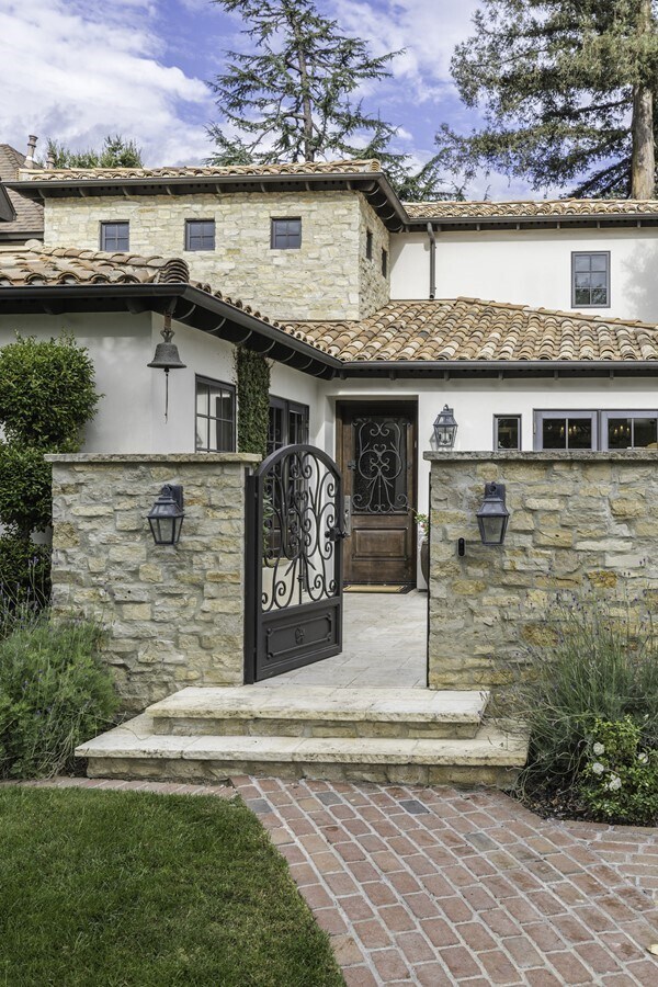 Foto del edificio - Mission Styled Masterpiece