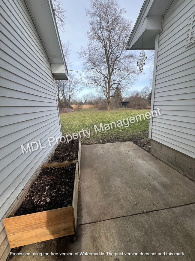 Building Photo - Available NOW! 3 bed 1 bath single family home!